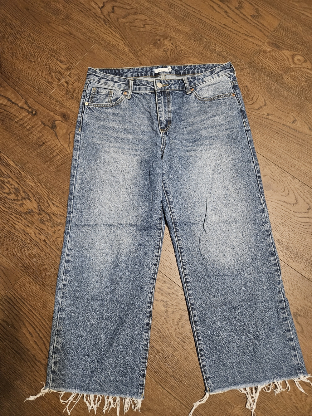 Women's Light Wash Wide-Leg Jeans with Frayed Hem